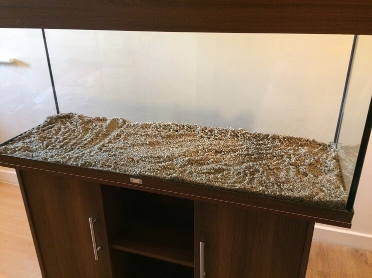 Substrat in den Tank geben